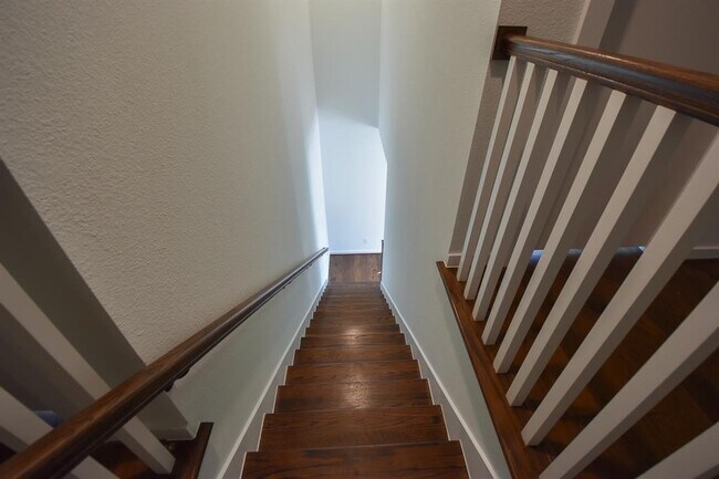 Building Photo - 713 James St