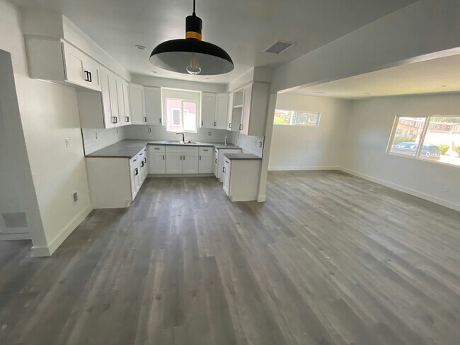 Building Photo - 150 N Roberto Ave