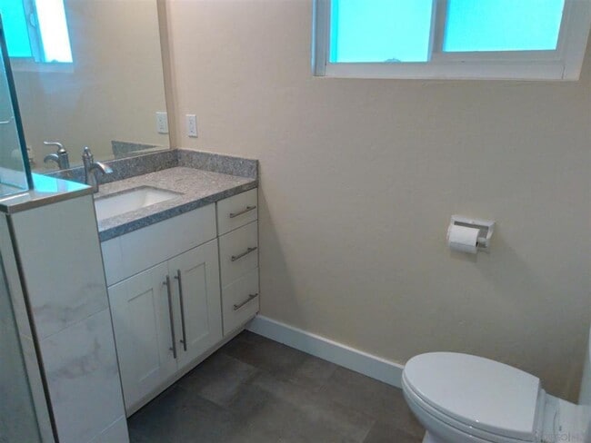 Building Photo - 2 BED 1 BATH Duplex Including 1 Car Garage in KENSINGTON