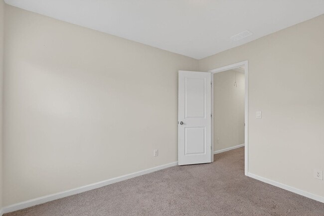Building Photo - 4 bedroom 3 bath townhome in Rice Hope