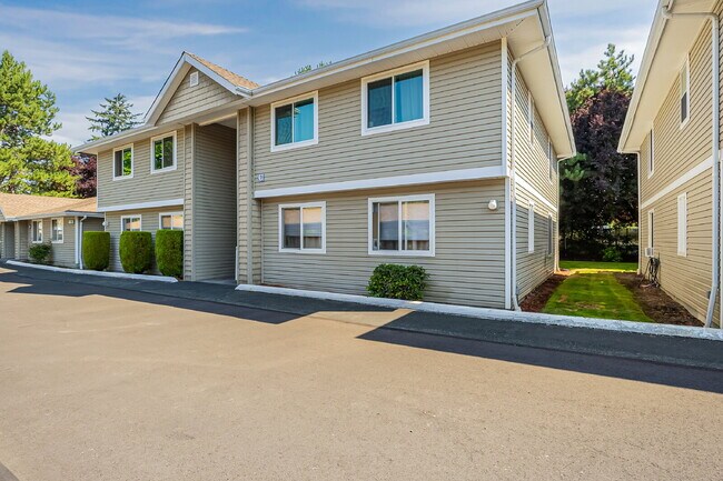 Building Photo - Super cute 2 bedroom, 1 3/4 bathrooms, Ful...