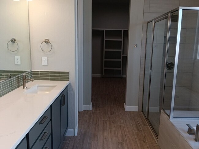 Building Photo - Stunning 4-bedroom, 3.5-bathroom home loca...