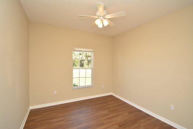 Building Photo - Pool Home with 4 bed, 2 bath located in Se...