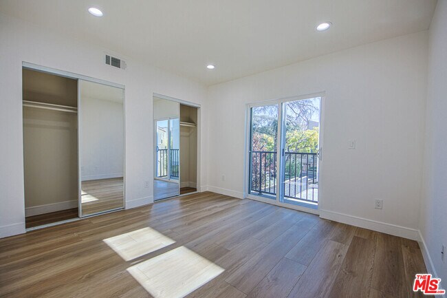 Building Photo - 10803 Kling St