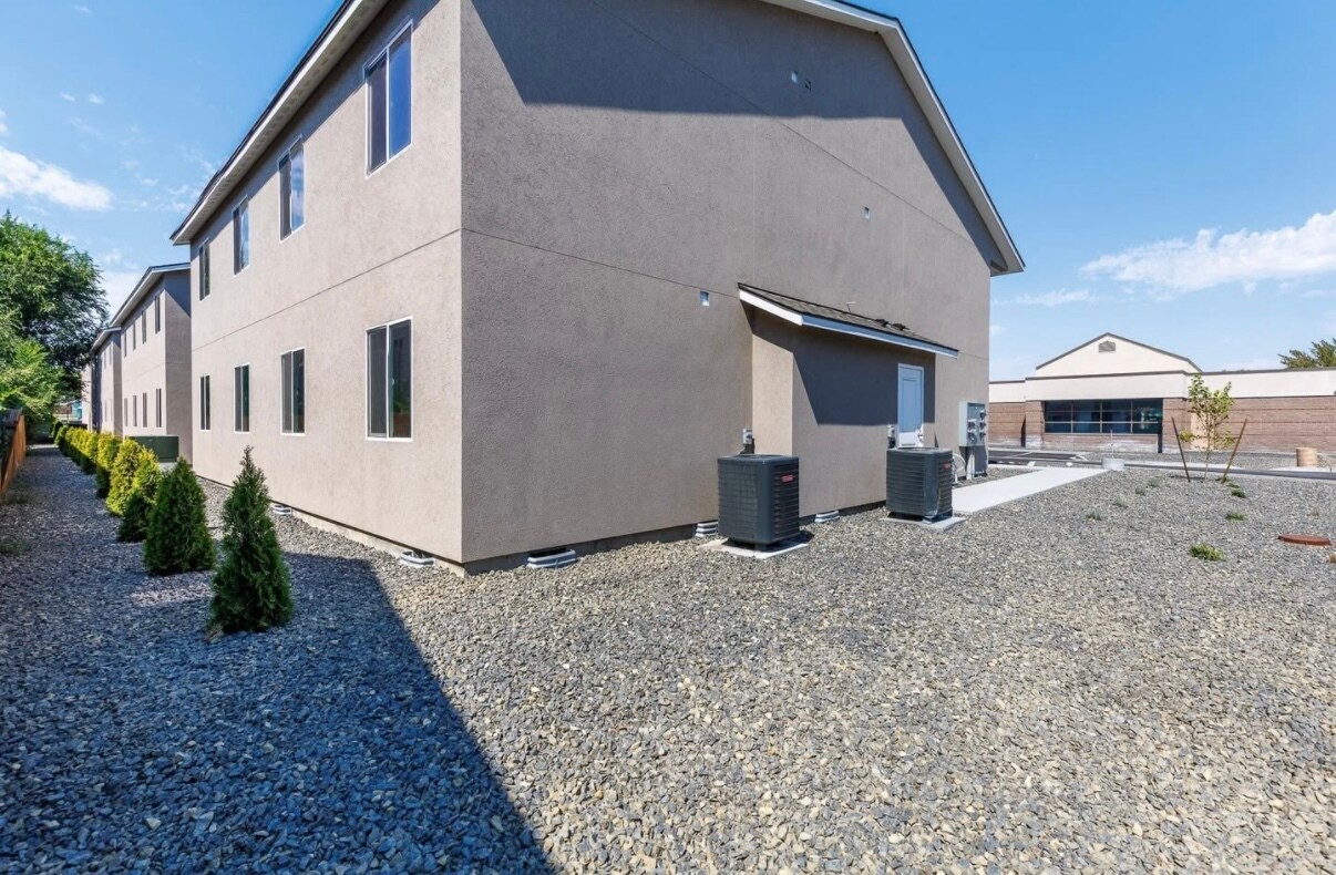 Building Photo - 485 S 38th Ave