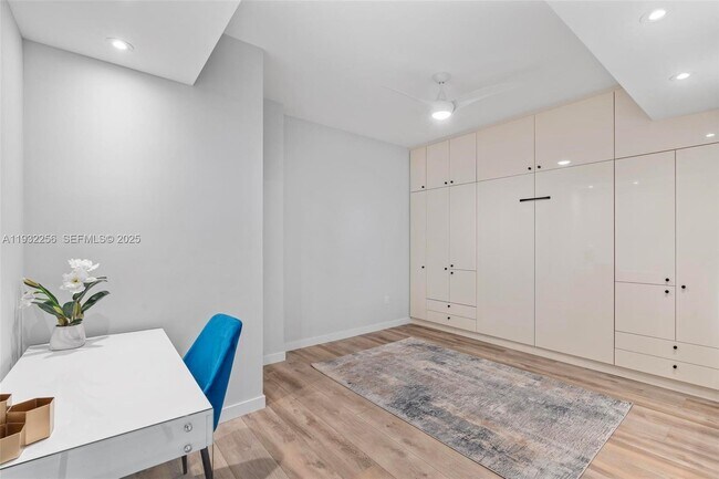 Building Photo - 16711 Collins Ave