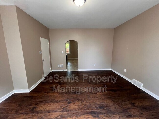 Building Photo - 1104 Brabec St