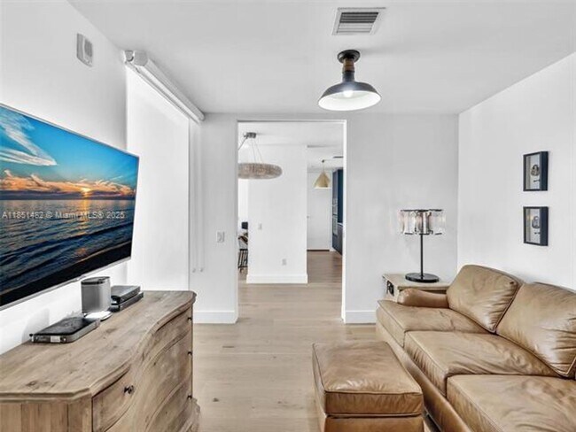 Building Photo - 1300 Brickell Bay Dr