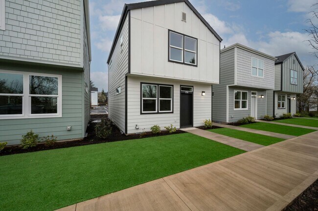 Primary Photo - Move In Special Up to 3 Months Free- Newbe...