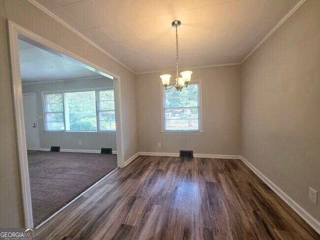 Building Photo - 2639 Tredway Dr