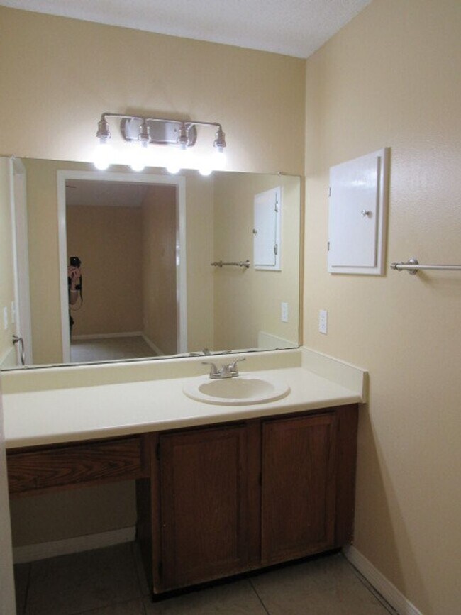Building Photo - Convenient to Navy Federal & Pine Forest/Nine Mile Road area!