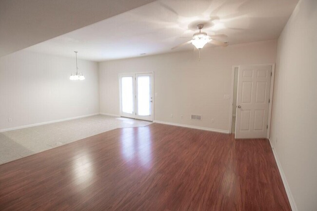 Building Photo - 1932 Center St