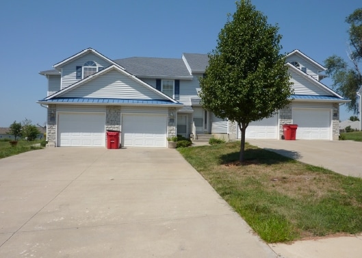 3221-27 SW Iron Creek Dr - 3201-3237 SW Iron Creek Dr