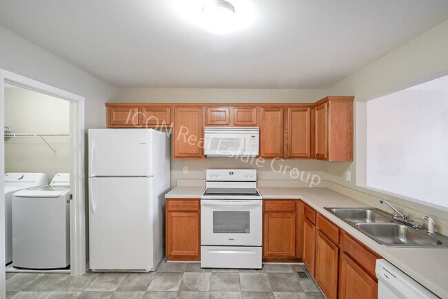 Building Photo - 3/2.5 End unit townhome