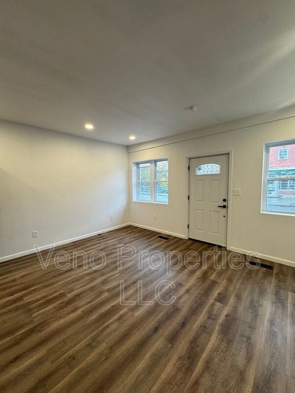 Building Photo - 351 4th St