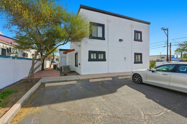 Building Photo - 317 N Vine Ave