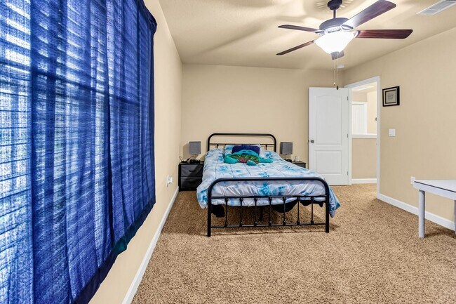 Building Photo - 5 Bedrooms in Crestview!!