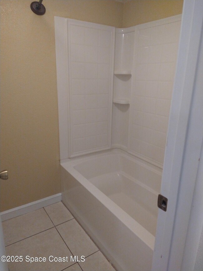 Building Photo - 1020 Pine Tree Dr