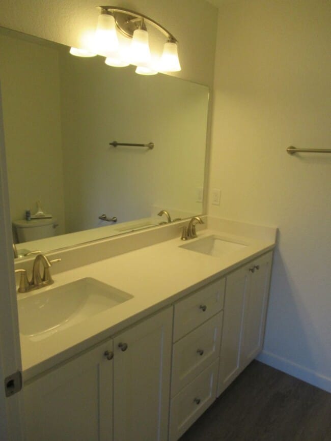 Building Photo - Newer Three Bedroom Duplex