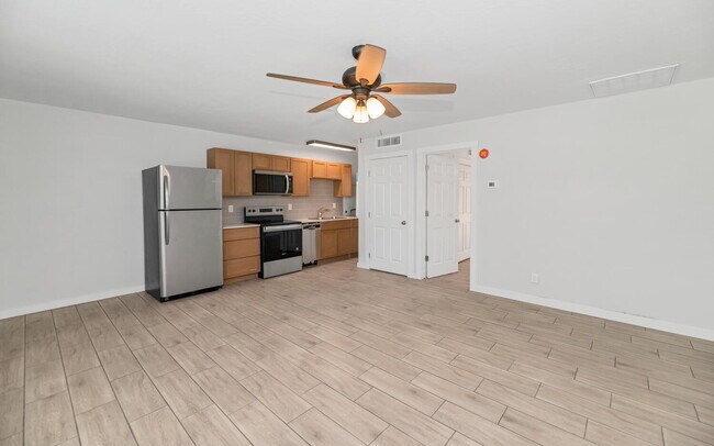 Building Photo - Remodeled 1BR with Private Yard + $250 Gif...
