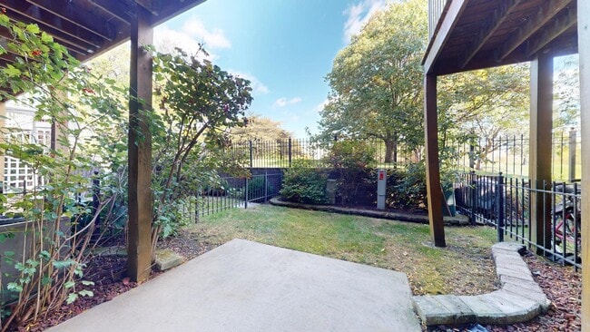 Building Photo - 556 E 32nd St