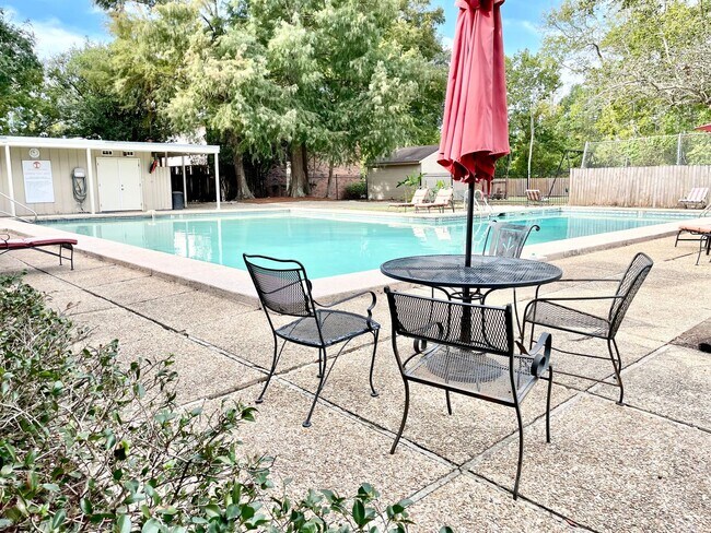 Building Photo - 3 BR 2.5 BA Luxury Townhouse