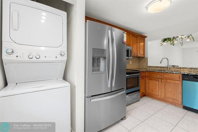 Building Photo - 6575 W Oakland Park Blvd