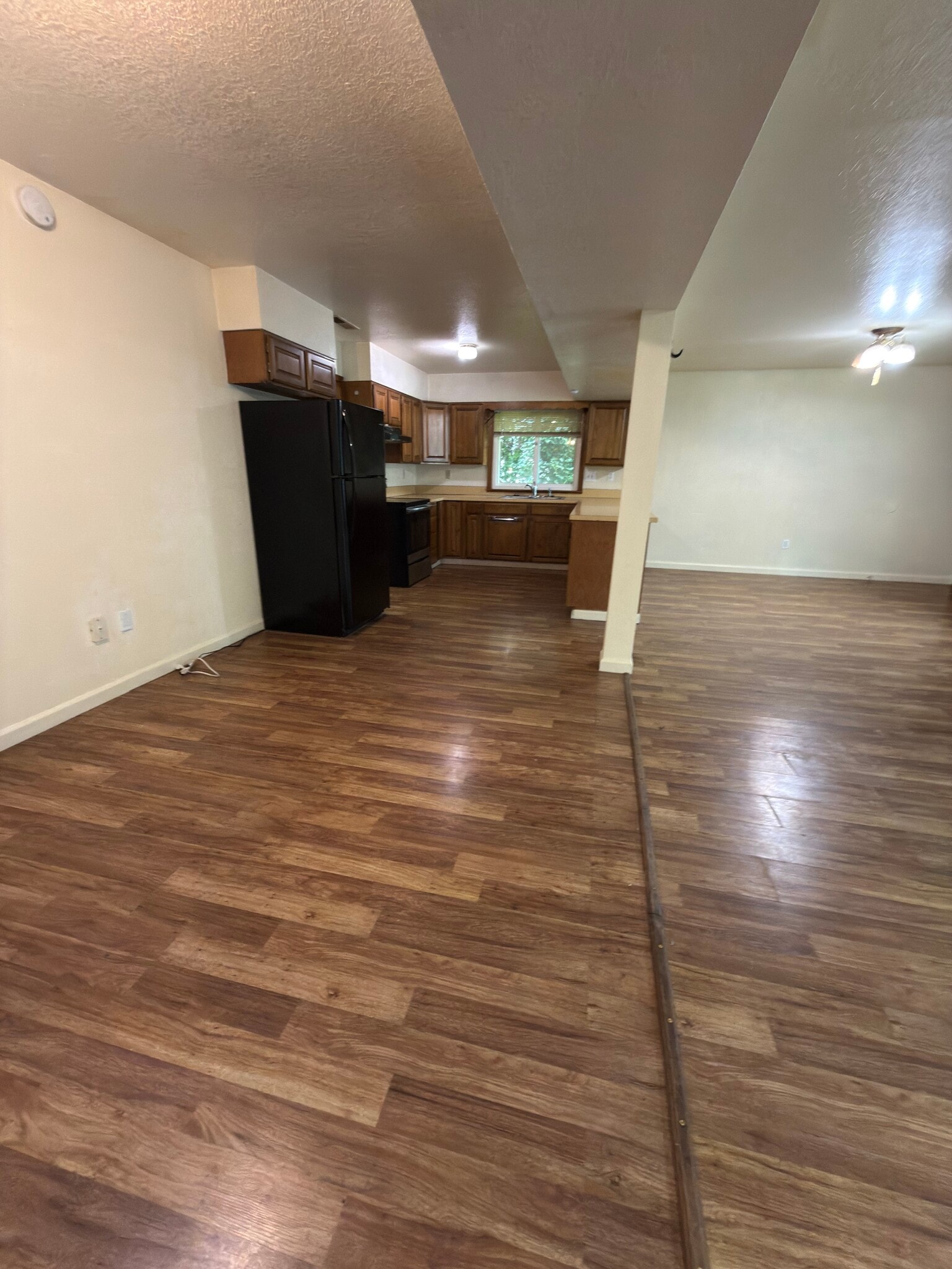 Building Photo - 2547 NE Holmes Rd