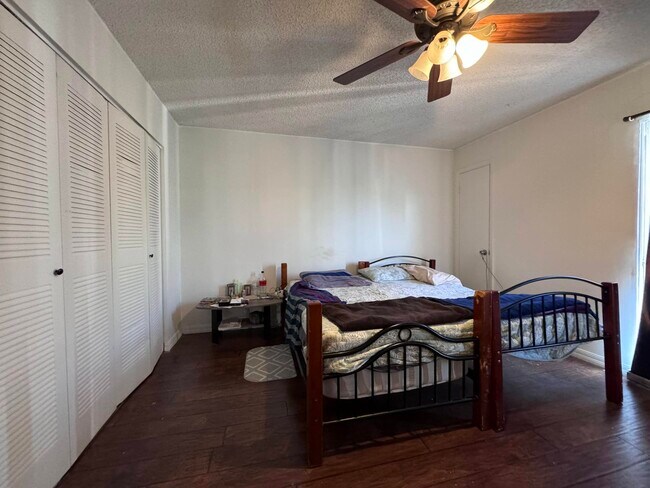 Building Photo - 1100 SE 4th Ave