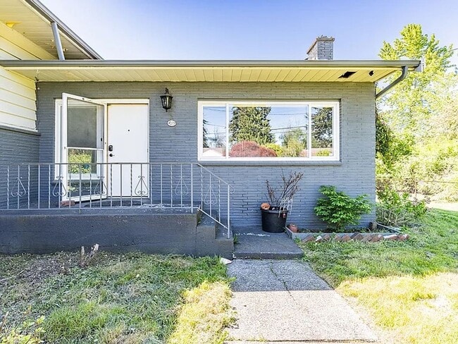 Building Photo - Spacious 8-Bedroom and 4 bathroom House – ...