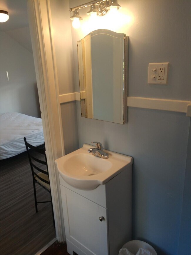 Building Photo - 1528 Quarrier St