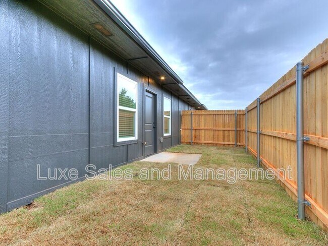 Building Photo - 10908 Oak Holw Ln