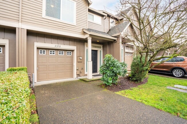 Building Photo - Beautiful Townhome in the Highly Desirable Oak Hills community!