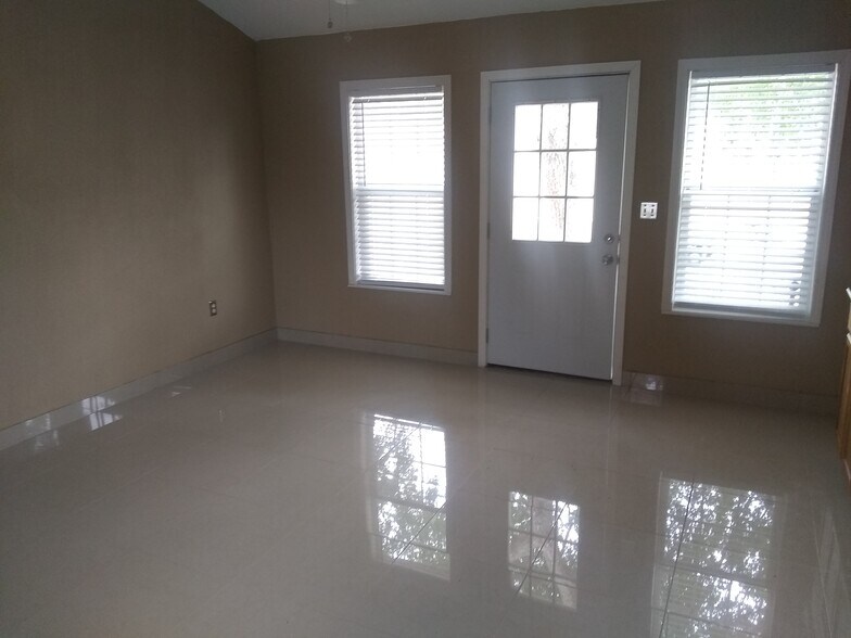 Building Photo - 1116 Lakeshore Dr