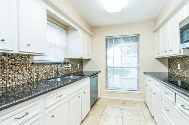 Building Photo - 10123 Sagerock Dr