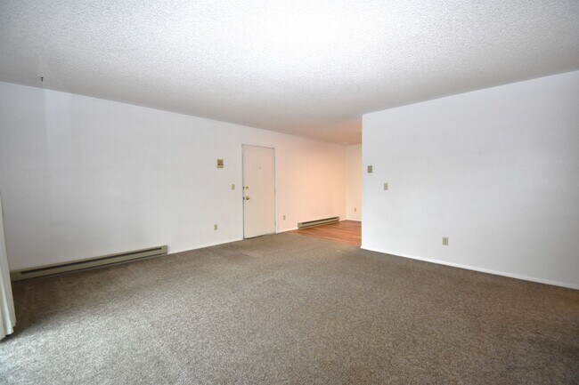 Building Photo - Spacious top floor! Close to downtown!