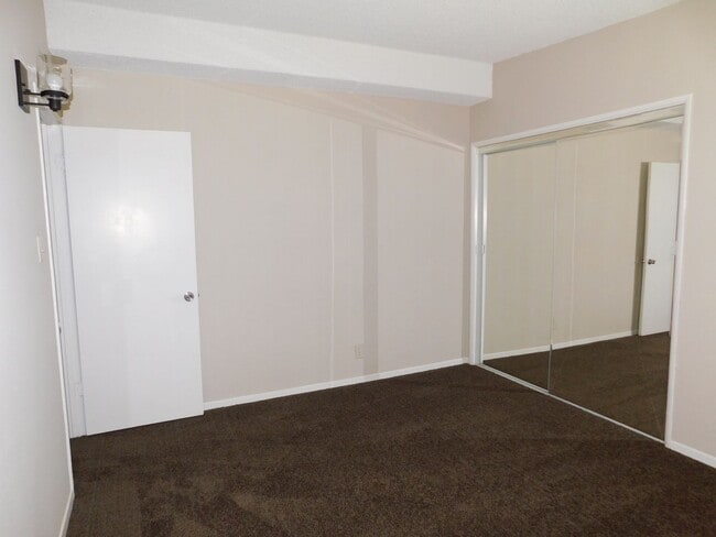 Building Photo - 4BD/2BA In La Mirage. Large Backyard!