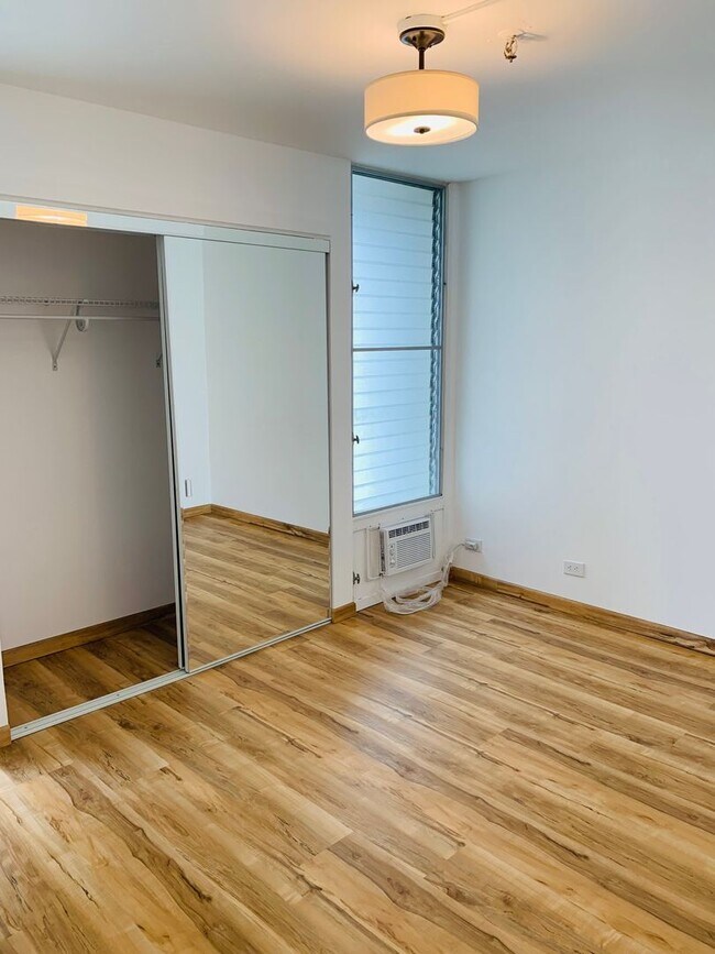 Building Photo - Fully Renovated 2/1/1 at Alexander Towers