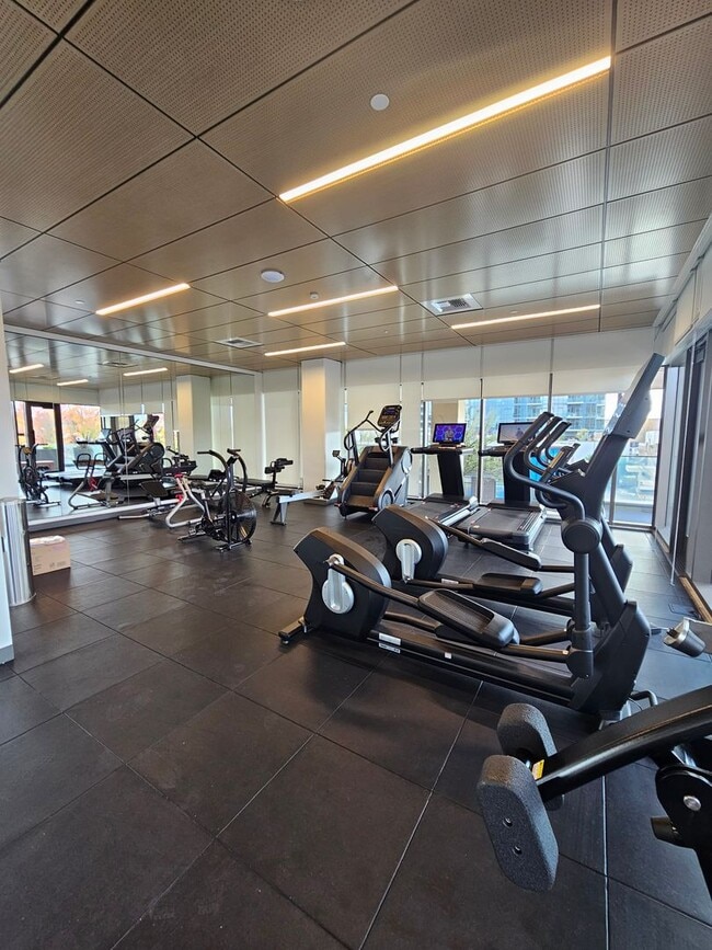 Building Photo - Luxurious High Rise Living in Convenient Downtown Bellevue