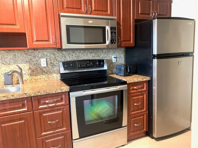 Building Photo - 100 Lincoln Rd