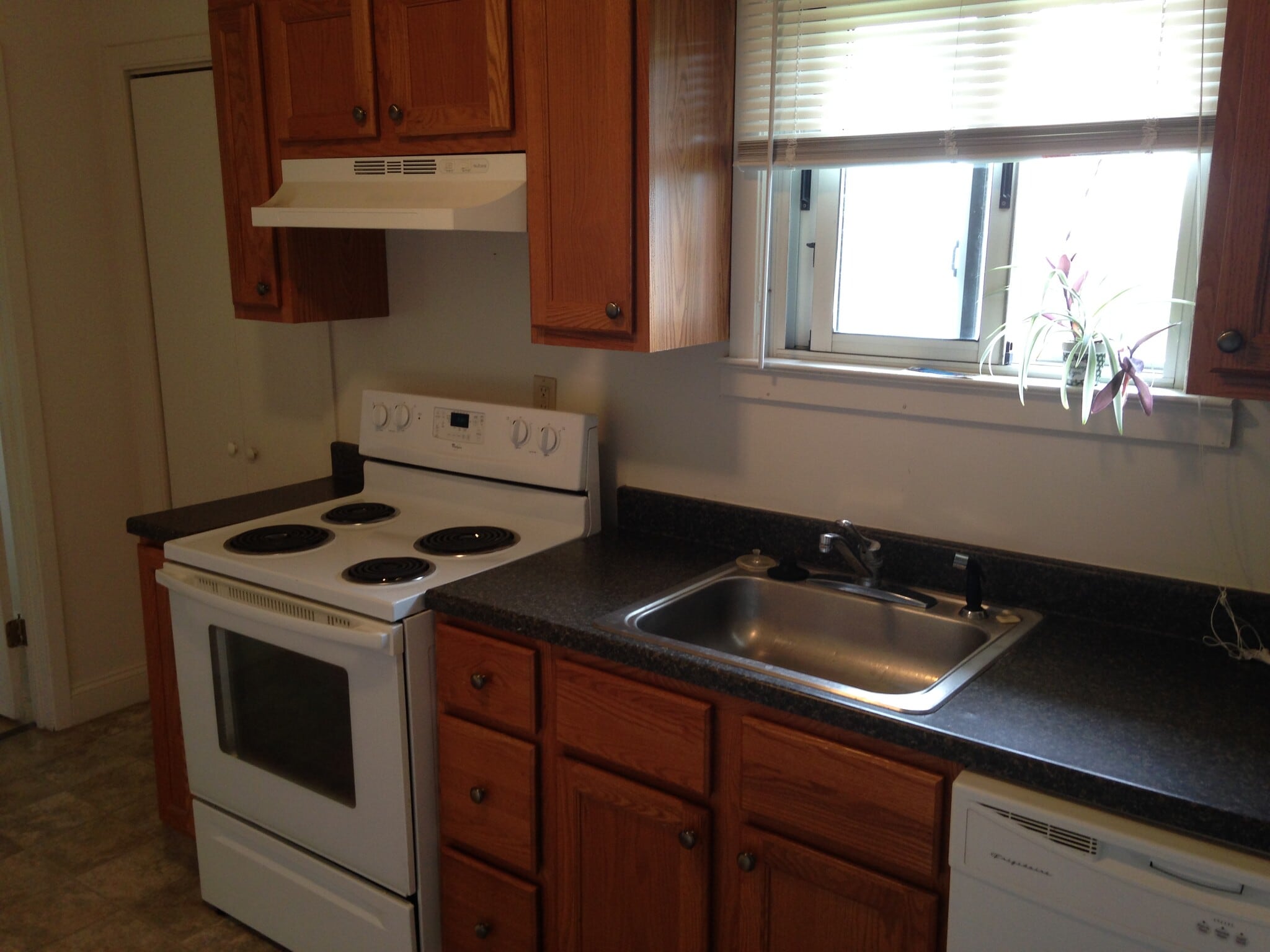 Kitchen - 6915 Lansdowne Ave