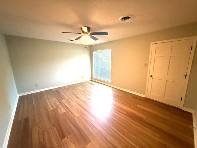 Building Photo - ** 4 bedrooms, 2 bath Located off Atlanta Hwy ** Call 334-366-9198 to schedule a self tour