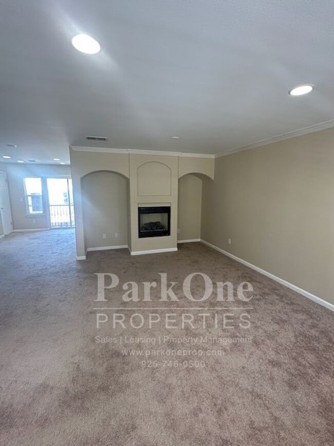 Building Photo - Nicely Updated Townhouse Close to Downtown