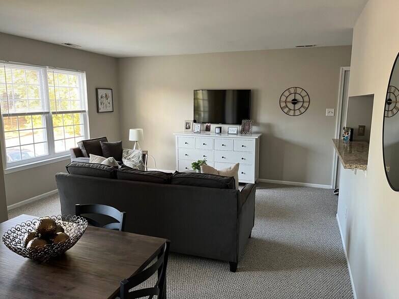 Building Photo - 1604 Diamond Drive