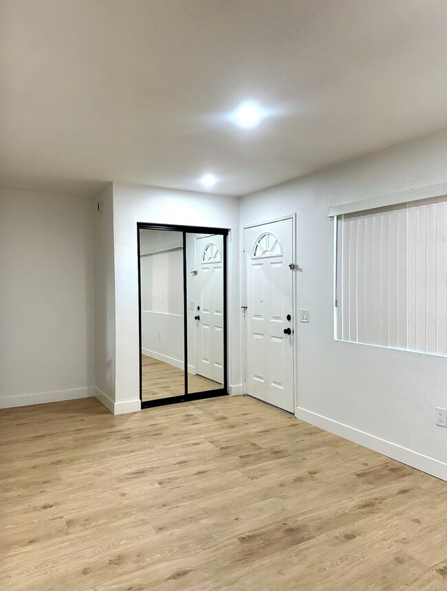 Building Photo - Beautiful & Cozy West Hills Adjacent Condo in Secure Building - MOVE IN READY