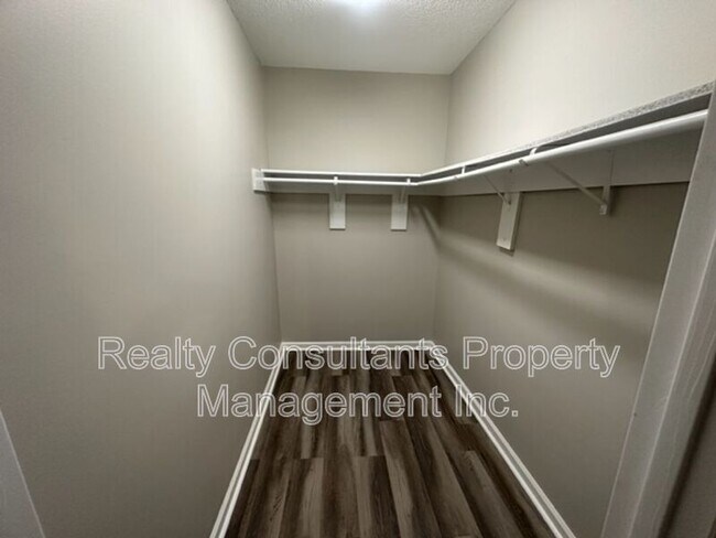 Building Photo - 800 Folly Ct