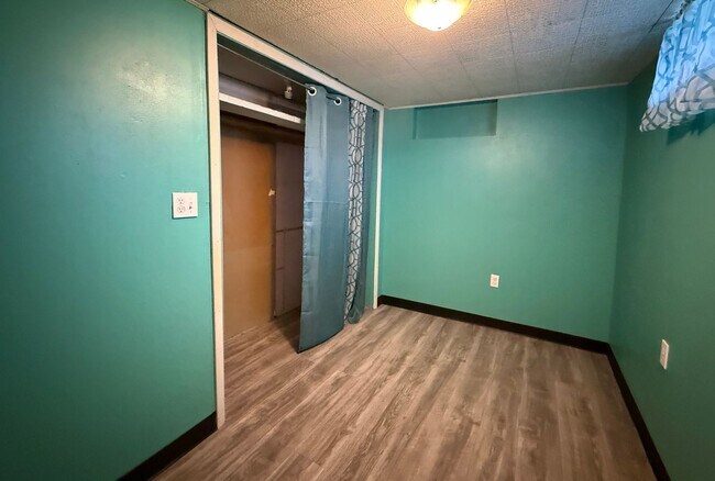 Building Photo - Home With Personality