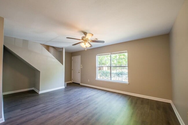 Building Photo - 4 BR 3 BA Town House! AVAILABLE AUGUST!