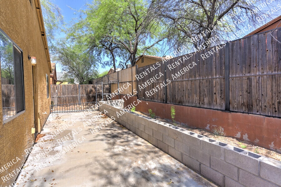 Building Photo - 441 E Geronimo Bluff Loop