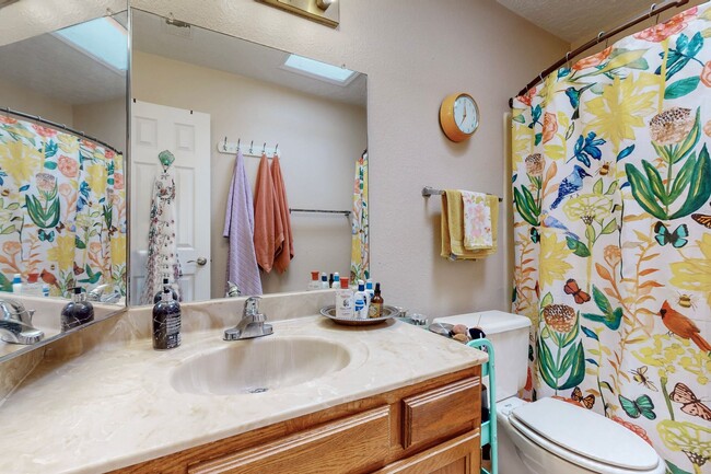 Building Photo - UNSER/LADERA 2 Bedroom  2 Bath  2 car gara...
